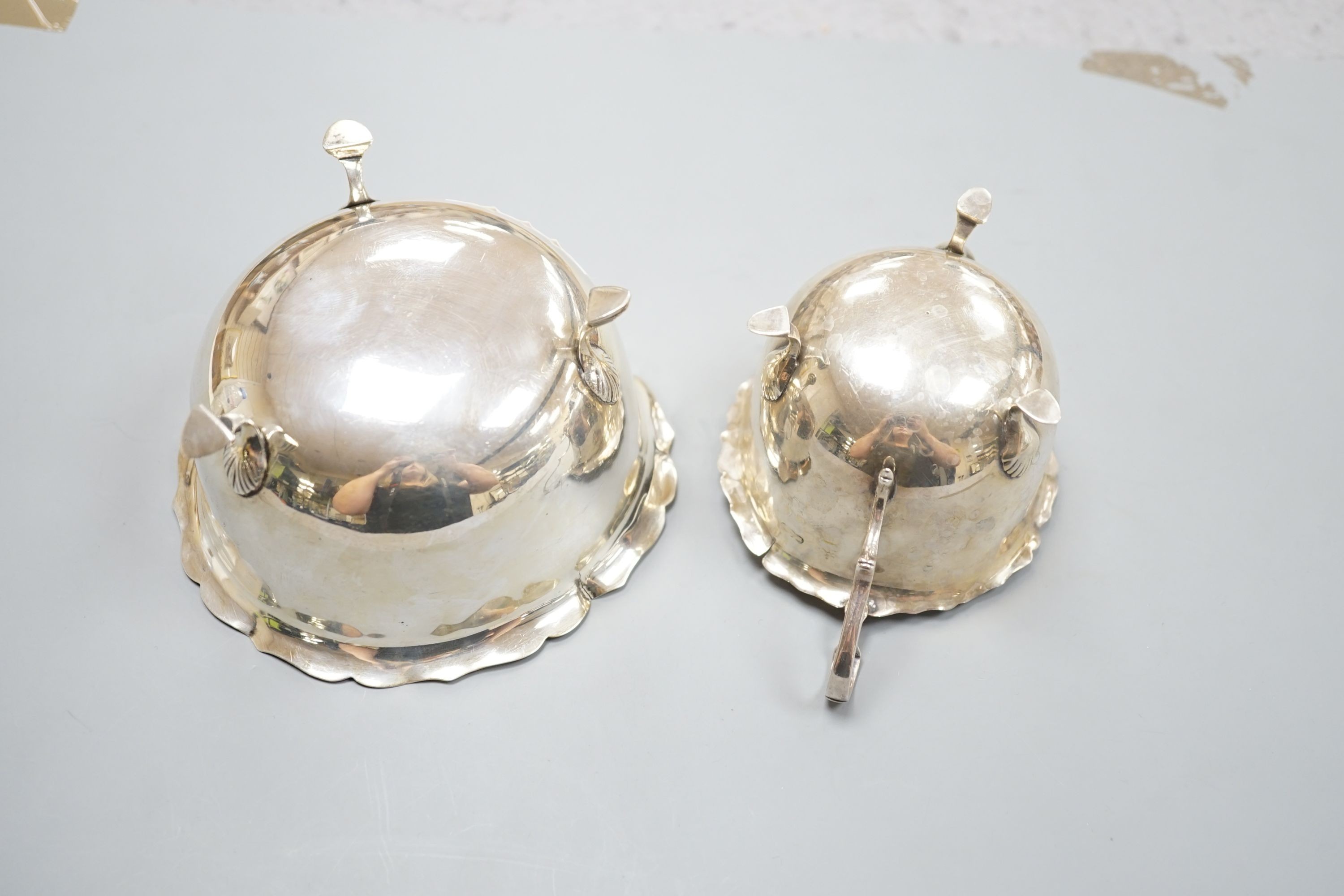 An Edwardian silver sugar bowl and matching cream jug, with cut rims and pad feet, Birmingham 1906, 181 grams.